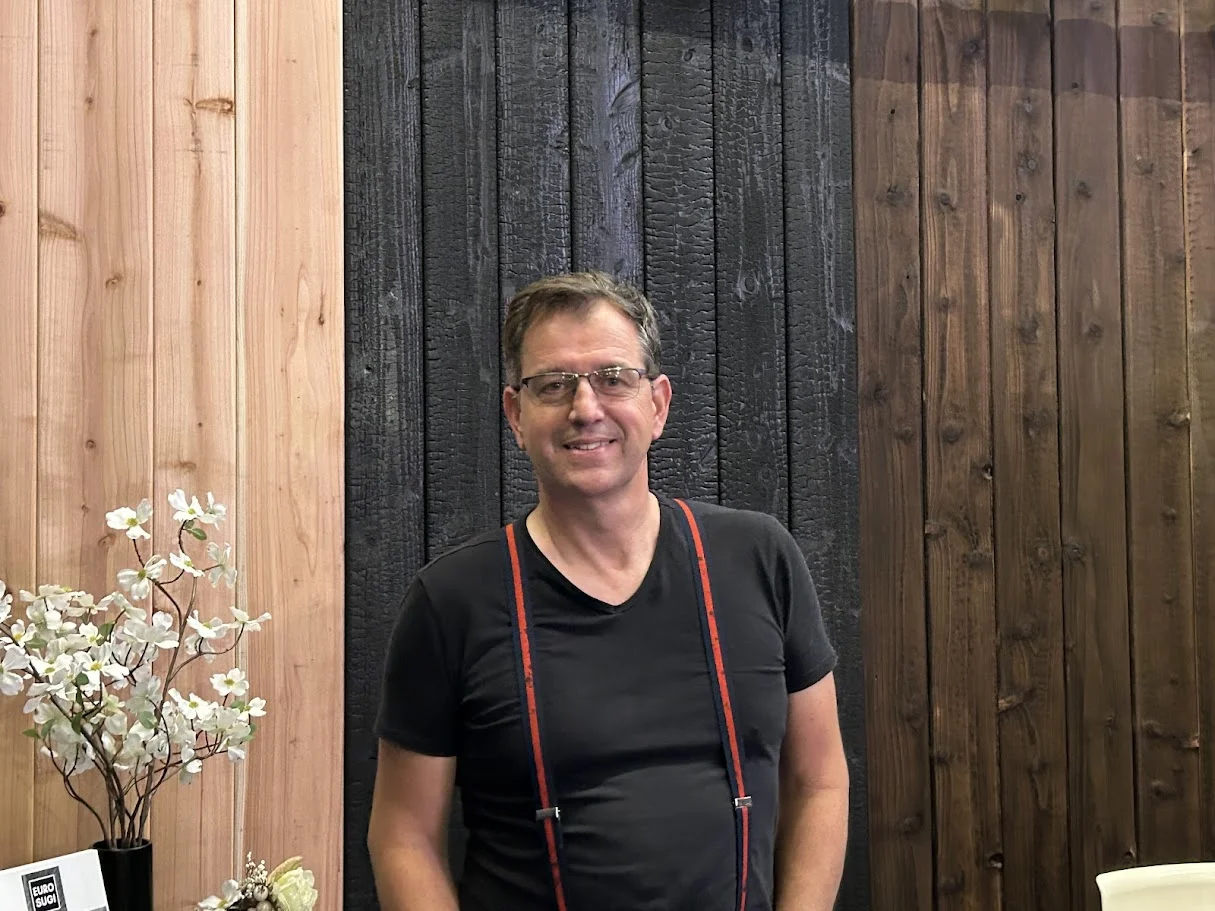 Bart Van Herreweghe in de werkplaats van Yakisugi Atelier